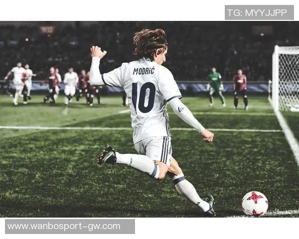 伊涅斯塔荣获环足奖生涯贡献奖与德约维蒂尼亚合影庆祝